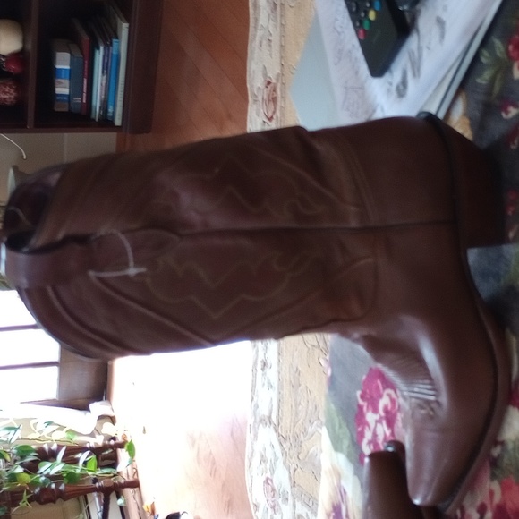 Tony Lama Gentle Brown Western Boots - Picture 3 of 6